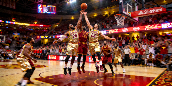 NBA总决赛现场球员争抢篮球的紧张激烈时刻